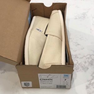NWT Off White Canvas Toms